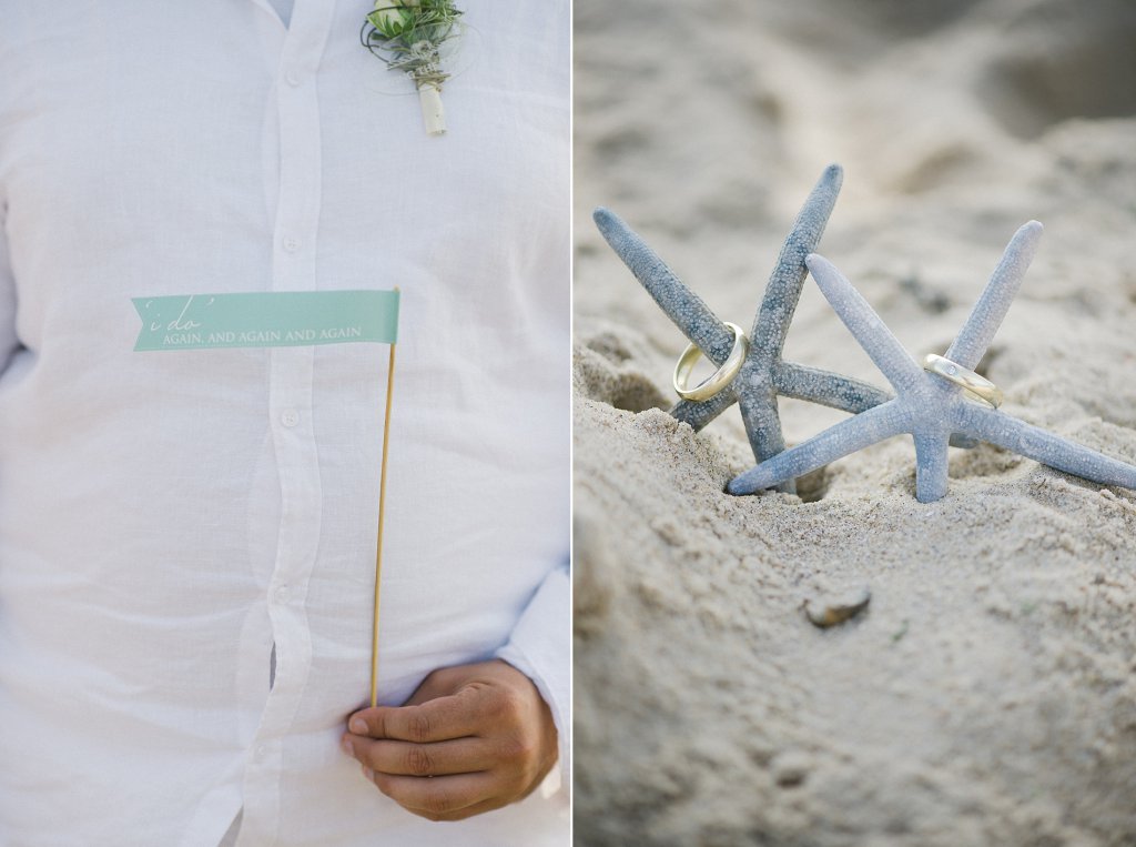 Photo wedding bands in the sand